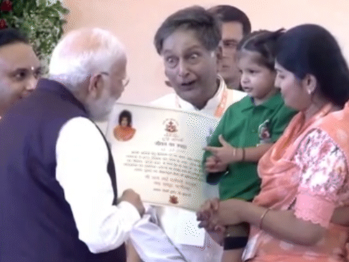PM ने कुछ बच्चों को ‘गिफ्ट ऑफ लाइफ’ के रूप में सर्टिफिकेट और पुरस्कार भी दिया।
