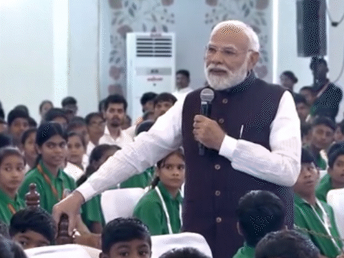 सत्य साई हॉस्पिटल में पीएम मोदी ने 2,500 बच्चों से बातचीत की।