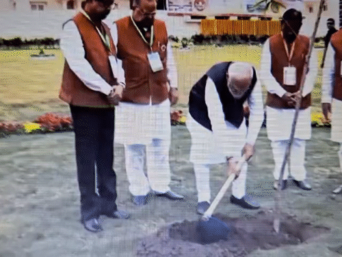 नए विधानसभा परिसर में पीएम मोदी ने पौधारोपण भी किया।