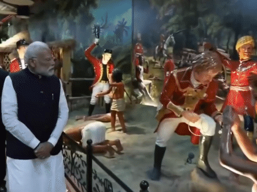 ट्राइबल म्यूजियम के अंदर घूमकर पीएम मोदी ने उसके बारे में जानकारी ली।