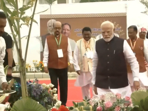 विधानसभा परिसर में मां के नाम पीएम मोदी ने पौधा लगाया।