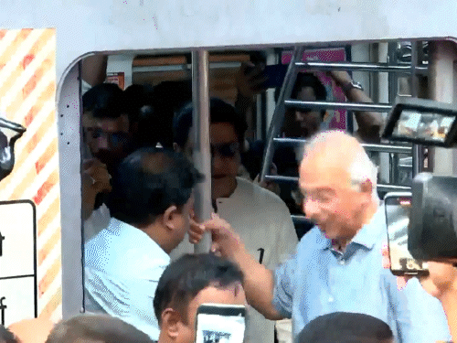 मनसे चीफ राज ठाकरे लोकल ट्रेन से चर्चगेट स्टेशन पहुंचे। यहां से रैली में शामिल हुए।