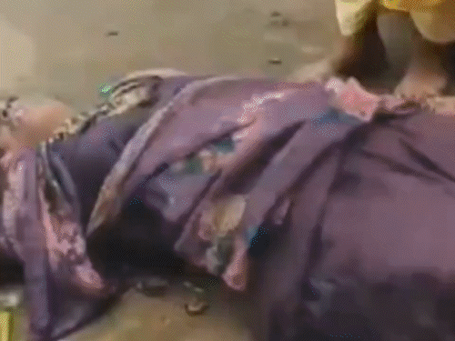 घायलों को बचाने के लिए लोगों ने सीपीआर देने की कोशिश की।