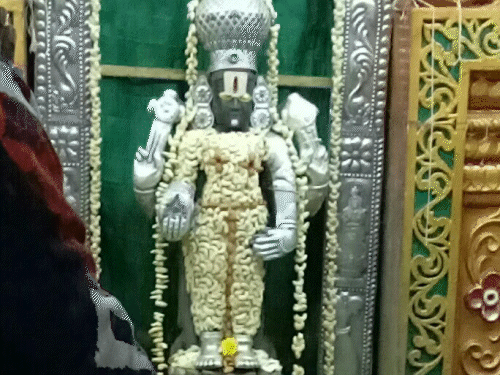 श्रीकाकुलम वेंकटेश्वर मंदिर में भगवान वेंकटेश्वर (श्री विष्णु) की पूजा की जाती है।