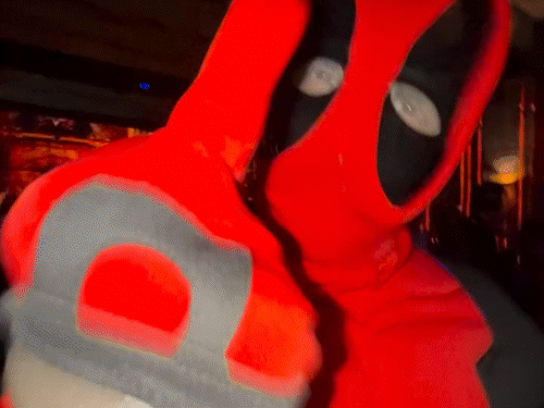 रेड और ब्लैक आउटफिट में रणवीर सिंह का एनर्जी से भरा अंदाज पार्टी की हाइलाइट रहा।