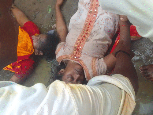 आंध्र प्रदेश के श्रीकाकुलम स्थित काशीबुग्गा वेंकटेश्वर मंदिर में शनिवार को भगदड़ मच गई। - Dainik Bhaskar