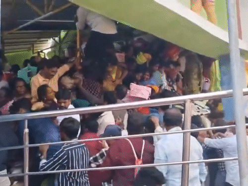 हादसा सीढ़ियों पर हुआ। 20 सीढ़ी चढ़कर मंदिर तक पहुंचा जाता है।