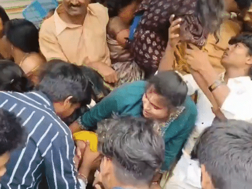 धक्का-मुक्की हुई तो लोग गिरने लगे। अफरा-तफरी मच गई। कई बच्चे भी फंस गए।