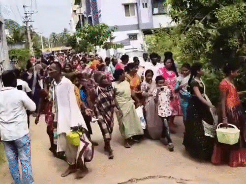 मंदिर भगदड़ की खबर सुनने के बाद कई लोग बिना दर्शन के लौट गए।