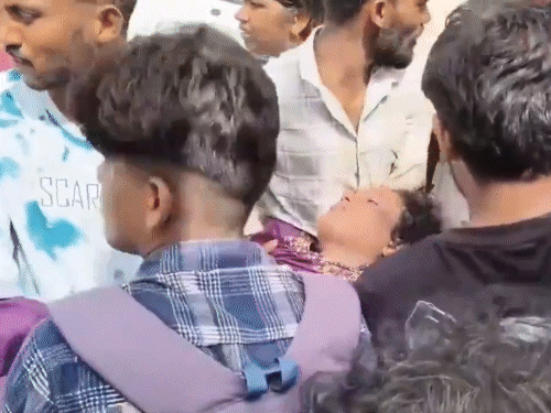 स्थानीय लोगों ने घायलों को उठाकर तक एम्बुलेंस तक पहुंचाया।