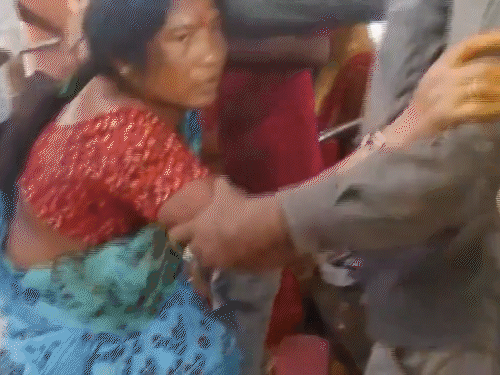 महिलाओं को भगदड़ से निकलने में दिक्कत हुई। लोगों ने उन्हें वहीं घेर लिया।