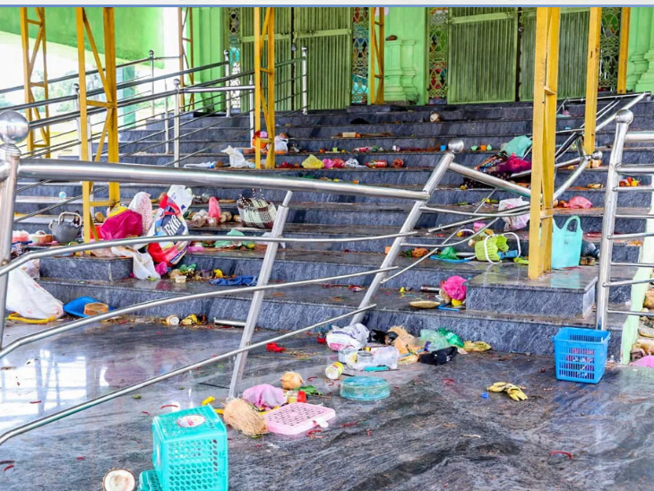 भगदड़ के बाद के हालात। पूजा का सामान जगह-जगह बिखर गया।