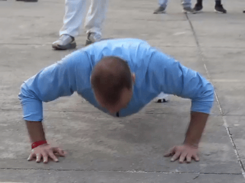 शुक्रवार को पंचकूला पुलिस मुख्यालय में पुशअप्स लगाते डीजीपी ओपी सिंह।