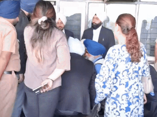 पूर्व DIG भुल्लर कोर्ट के बाहर अपनी बेटी (लाइट ब्राउन शर्ट) और वकील के साथ कुर्सी पर बैठकर बातचीत करते नजर आए।