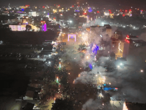 शुक्रवार रात को खाटूश्याम में हुई आतिशबाजी का बेहद आकर्षक नजारा देखने को मिला।