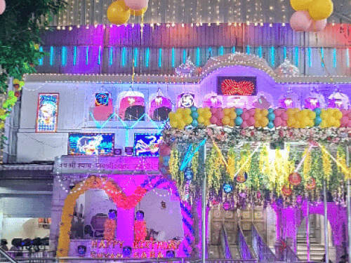 मंदिर के पुराने द्वार पर भी आकर्षक सजावट की गई है। मंदिर में जन्मोत्सव के मौके पर हर साल अलग-अलग थीम पर सजावट की जाती है।