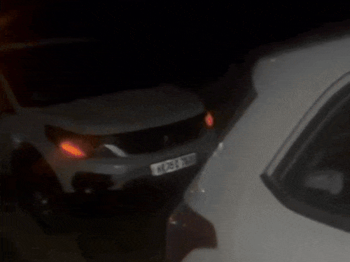 फायरिंग के बाद मौके पर पहुंची पुलिस की टीमें जांच करती हुईं।