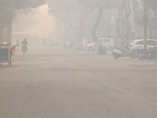 प्रदूषण और मौसम के बदलते मिजाज को देखते हुए लोग भी सतर्क हो गए हैं।