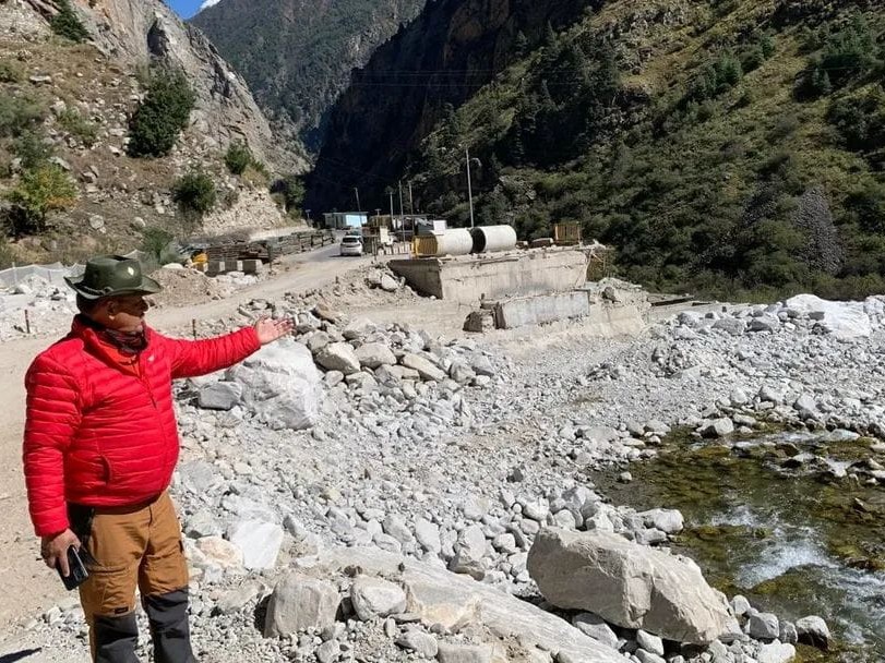 प्रो. एम.पी.एस. बिष्ट झील के किनारे खड़े होकर जानकारी दे रहे।