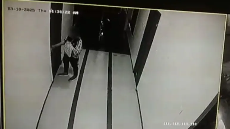 This picture was revealed on October 30, in which the doctor was seen in Phaltan's hotel.