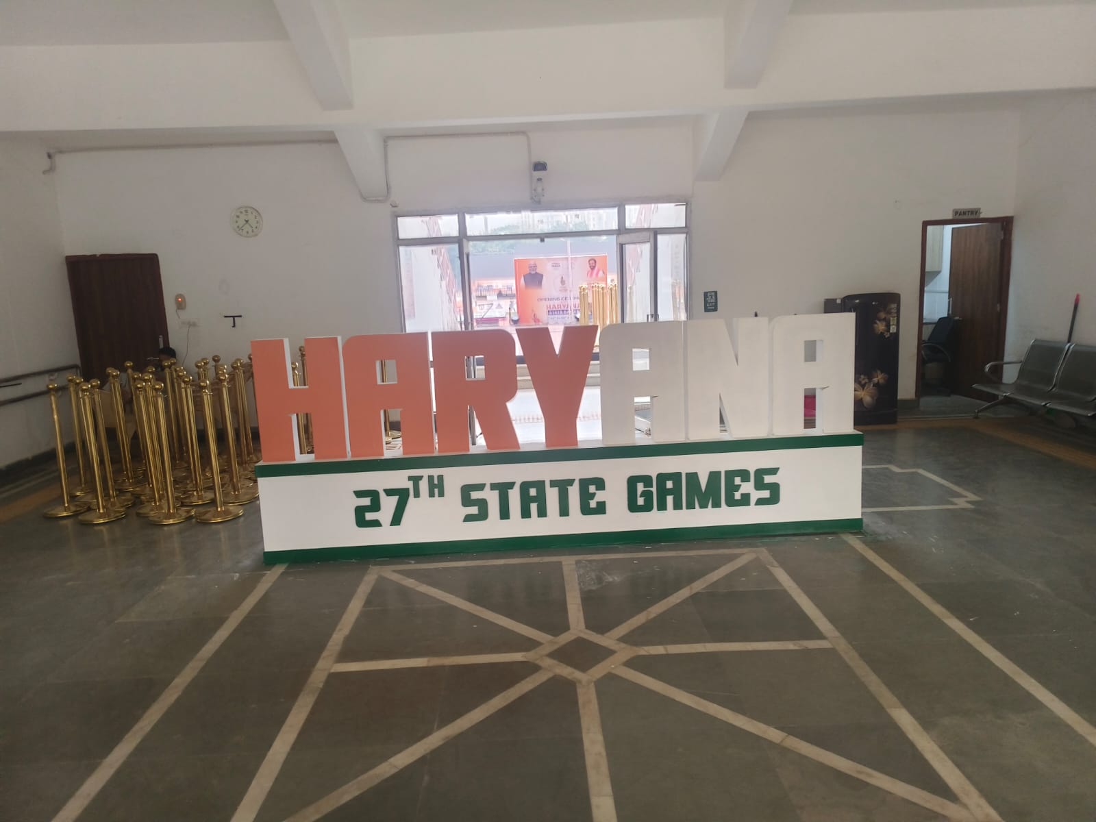 गुरुग्राम में 27वें राज्य स्तरीय खेल उत्सव के लिए देवीलाल स्टेडियम में लगा लोगो।