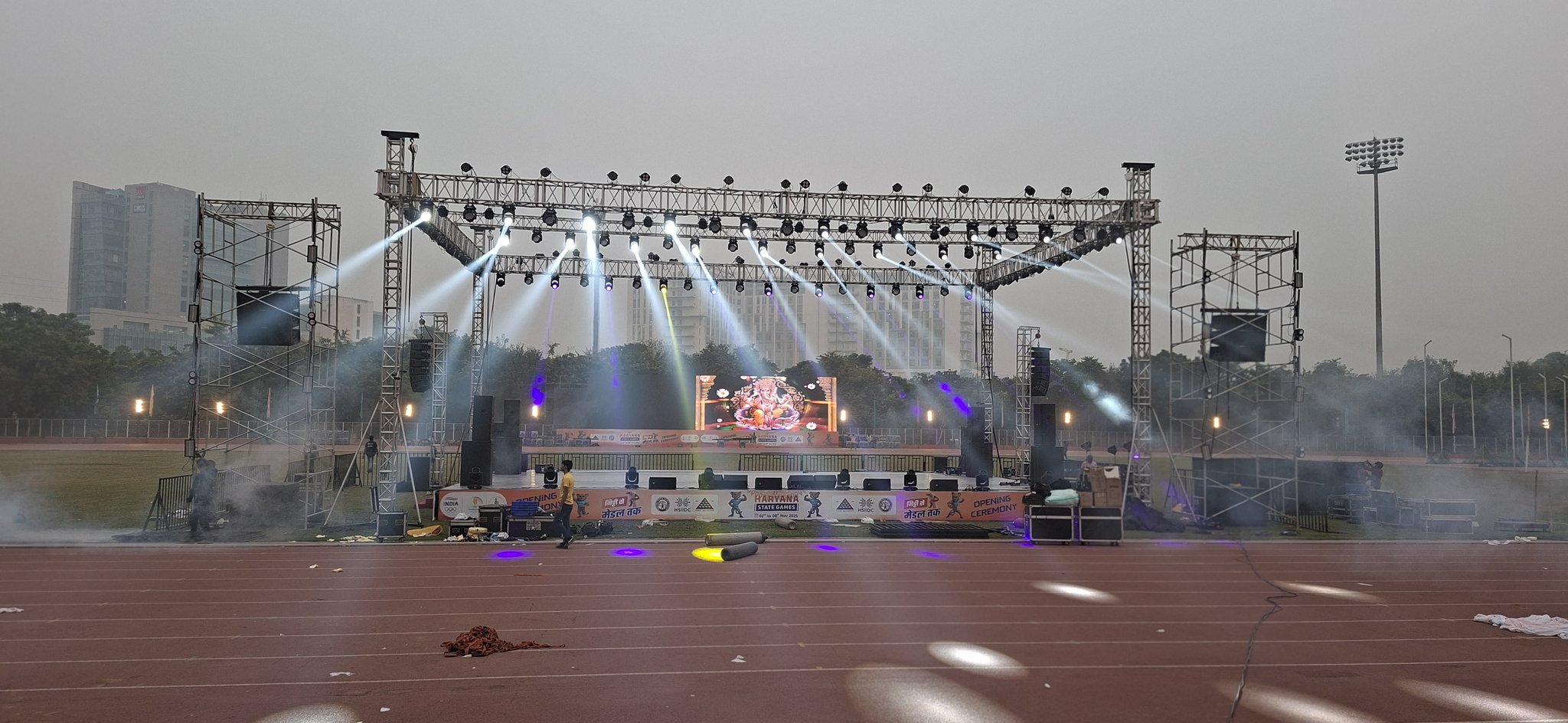 गुरुग्राम में 27वें राज्य स्तरीय खेल उत्सव के लिए देवीलाल स्टेडियम रंगारंग कार्यक्रम की तैयारी की गई हैं।