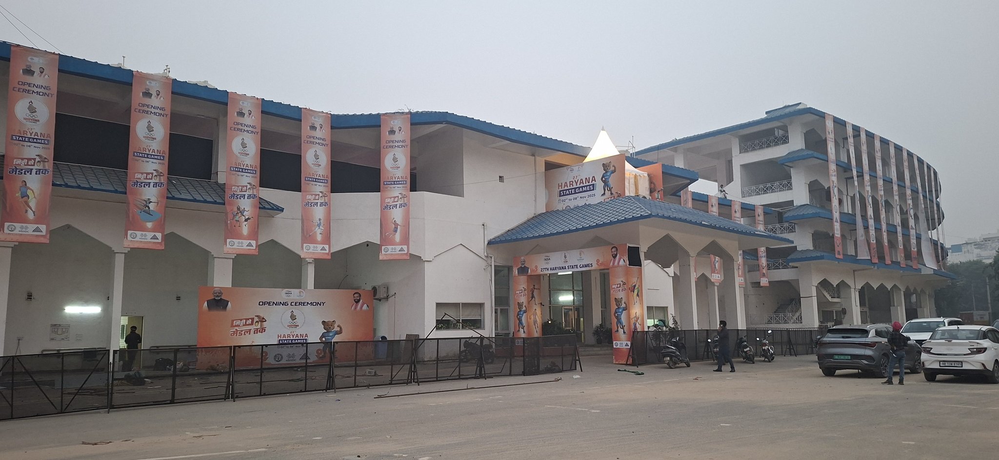 गुरुग्राम में 27वें राज्य स्तरीय खेल उत्सव के लिए देवीलाल स्टेडियम को सजाया गया है।