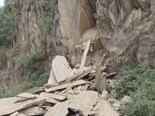 उदयपुर-गोगुंदा हाइवे पर शनिवार को सुबह अचानक से चट्टान का मलबा टूटकर सड़क पर गिर गया।