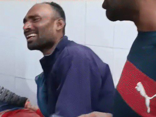 हॉस्पिटल में अपने बच्चों की हालत देखकर परिजन रोते हुए दिखे। उन्होंने स्कूल प्रबंधन और वैन चालक के खिलाफ सख्त कार्रवाई की मांग की है।