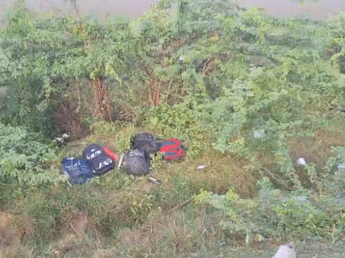 हादसा स्थल पर बच्चों के बैग बिखरे नजर आए। बच्चों के सामान को सड़क से हटाकर उनके पेरेंट्स को सौंपा गया है।