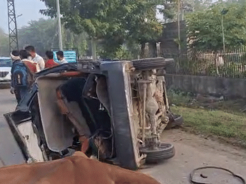 स्थानीय लोगों ने बताया कि हादसे के बाद मौके पर चीख-पुकार मची हुई थी, कुछ बच्चे बेहोश थे, कुछ रोते हुए मदद के लिए पुकार रहे थे।