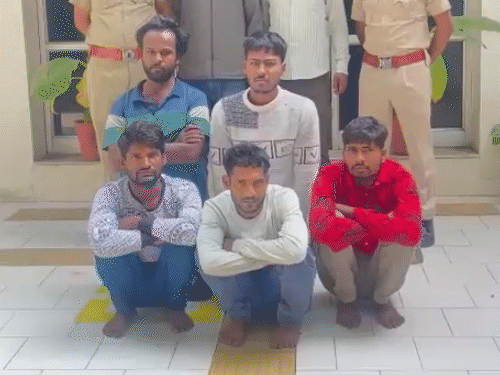 जयपुर के हर थाना क्षेत्र में पुलिस की एक-एक टीम असाइन की गई और हार्डकोर अपराधियों के ठिकानों पर दबिश दी गई