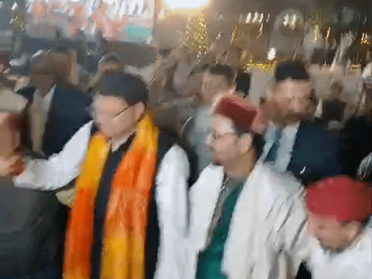 सीएम धामी ने जौनसारी के पारंपरिक लोकगीत का आनंद लिया और उन्हें प्रोत्साहित किया।