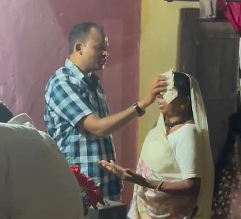 इस तरह प्रार्थना करवाकर धर्मांतरण करवाने का आरोप लगा था।