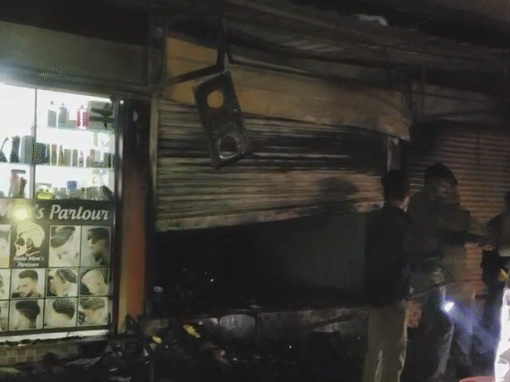 रहवासियों की मदद से आग बुझा दी गई।