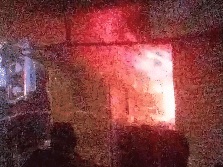 अवैध गैस रिफिलिंग सेंटर में भीषण आग लग गई।