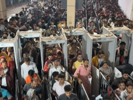 मंदिर में रात 12 बजे से लगातार दर्शनों की सभी लाइन फुल हैं। आज भी यहां लाखों लोग दर्शन करने के लिए पहुंचे हैं।