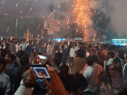 कई युवाओं ने आतिशबाजी के दौरान कुछ स्टंट भी किए। इस दौरान काफी भीड़ भी उनके आसपास जमा थी।