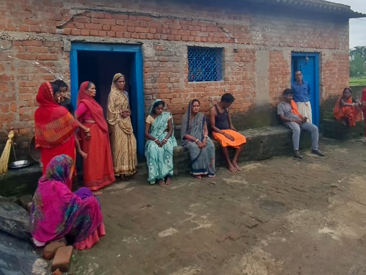 विजय के घर पर जुटी की भीड़।