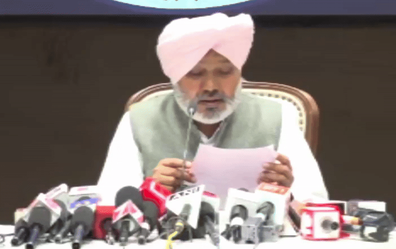 पंजाब यूनिवर्सिटी सीनेट और सिंडिकेट भंग करने पर पत्रकारवार्ता करते हुए मंत्री हरपाल सिंह चीमा।