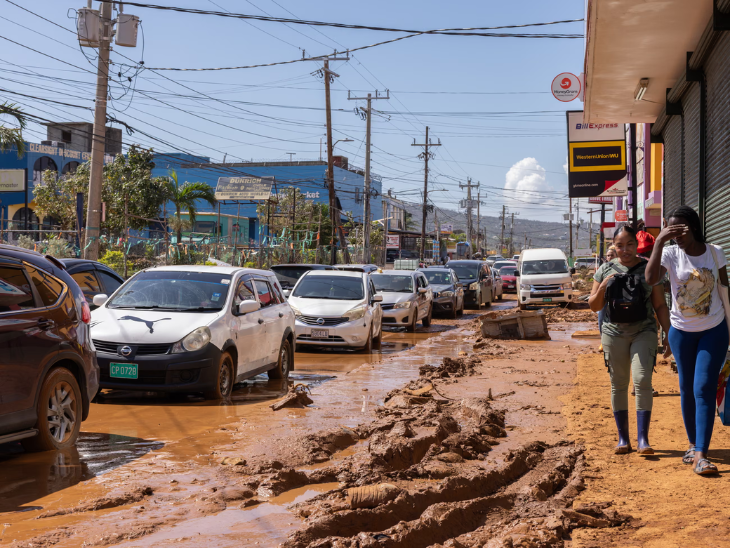 सड़कों पर पानी भरने से कीचड़ जमा गया हो गया है। इससे आम लोगों को परेशानी का सामना करना पड़ रहा है।