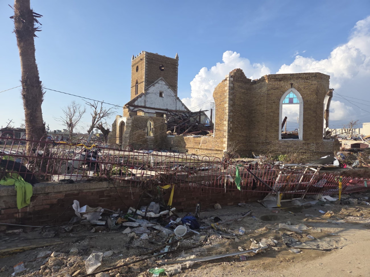 ब्लैक रिवर शहर का एक चर्च तूफान मेलिसा के बाद खंडहर में बदल गया।