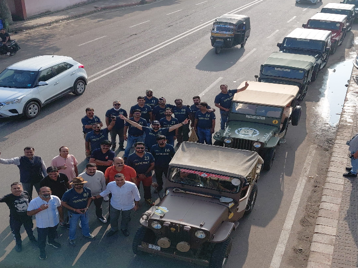 विंटेज कारों का कॉनवॉय निकाला