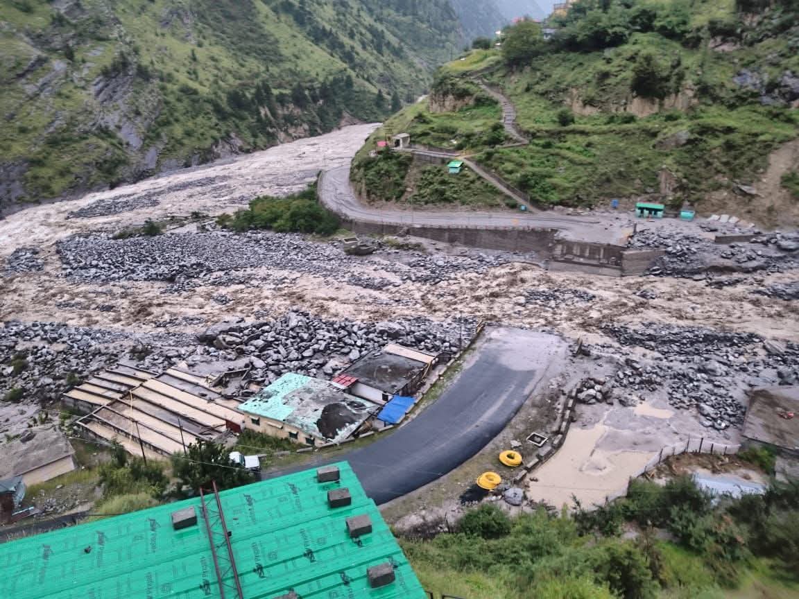 अगस्त की वो तस्वीर जिसमें आपदा के बाद धौली गंगा पूरी तरह ब्लॉक नजर आ रही है।