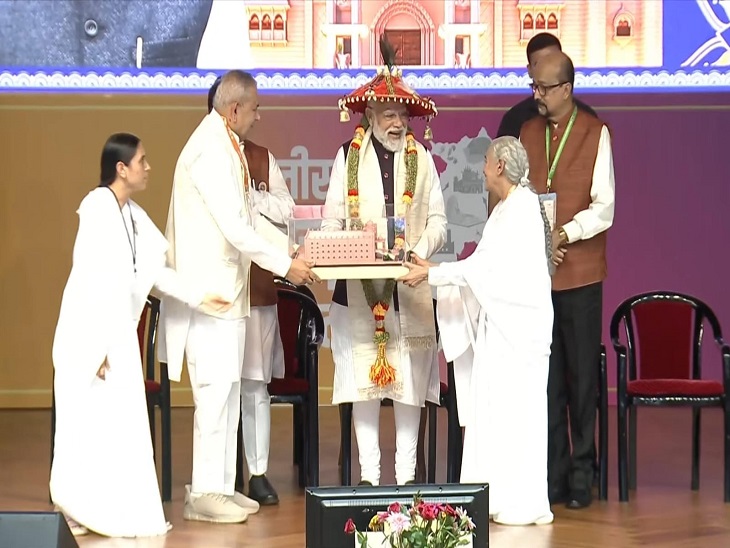 ब्रह्मकुमारी शांति शिखर में पीएम मोदी का खुमरी पहनाकर स्वागत।