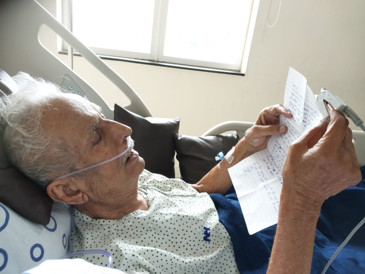 साहित्यकार विनोद कुमार शुक्ल सांस लेने में तकलीफ की वजह से रायपुर के प्राइवेट हॉस्पिटल में एडमिट हैं।