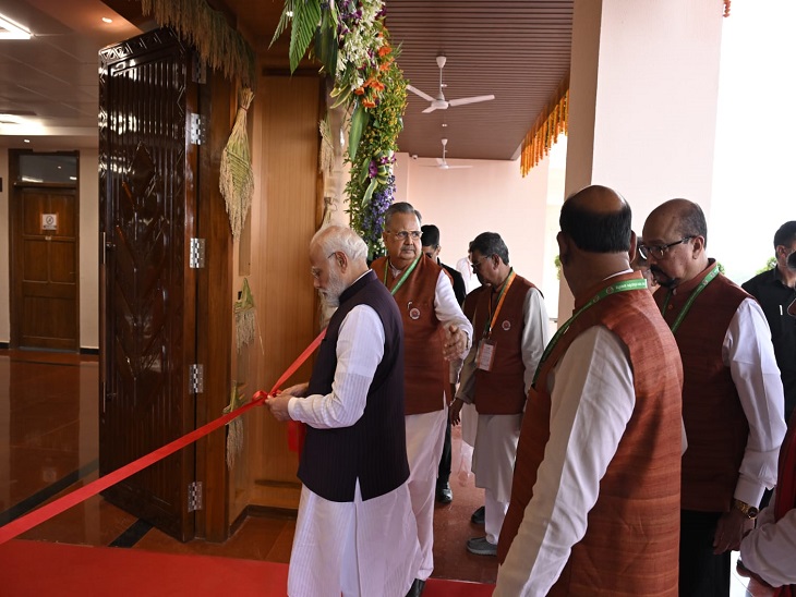 नए विधानसभा के उद्घाटन के दौरान पीएम मोदी की तस्वीर।