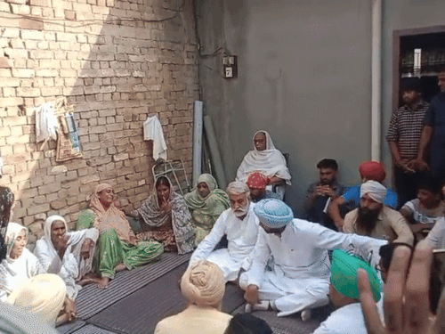 कांग्रेस के प्रदेश प्रधान अमरिंदर सिंह राजा वड़िंग शनिवार को पीड़ित परिवार से मिले।
