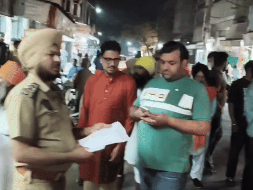 मौका देखती हुई पुलिस