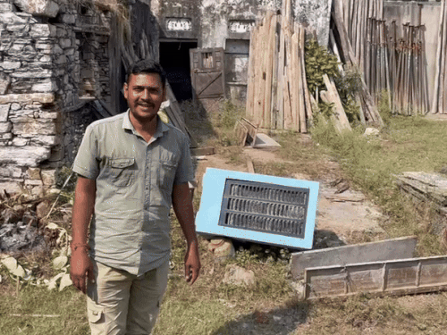 घटना की जानकारी देते गोदाम मालिक गुजराल रावत।